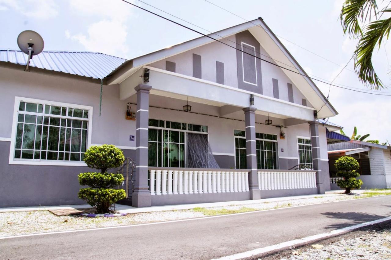 Homestay Hj Esmon Parit Raja Uthm Batu Pahat Esterno foto
