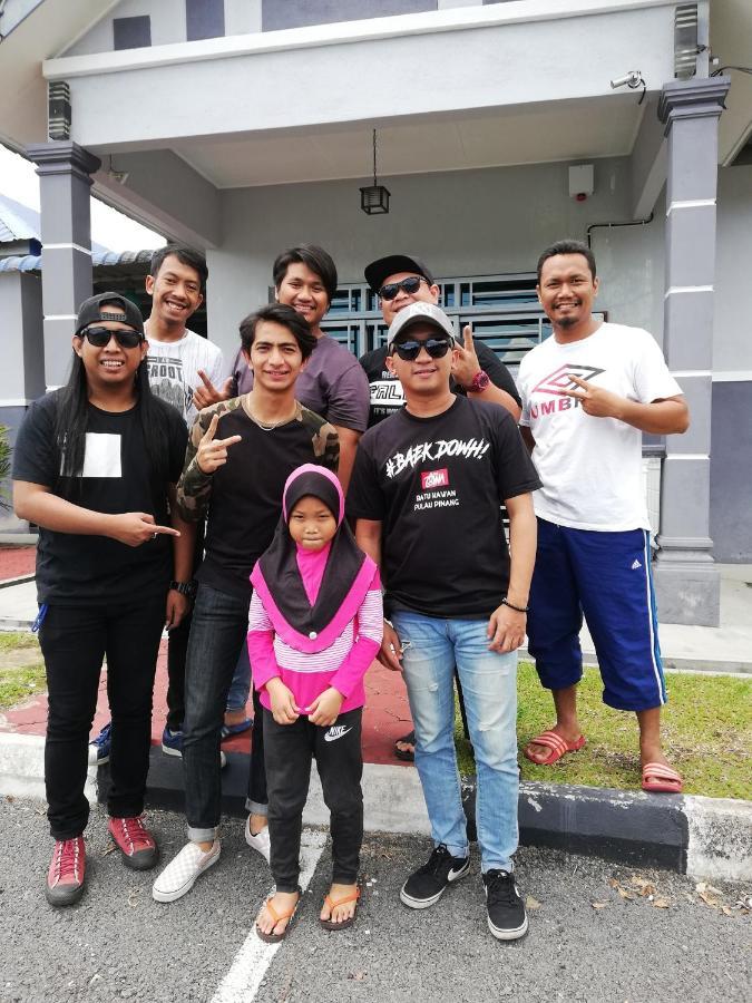 Homestay Hj Esmon Parit Raja Uthm Batu Pahat Esterno foto